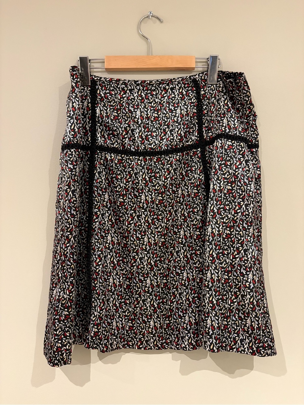 Y2K Jessica Black Floral A-Line Skirt with Red and White Leaf Print Fairy - Picture 5 of 9